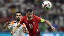 Kapten Timnas Swiss, Granit Xhaka menghalau bola di depan gelandang Timnas Jerman, Ilkay Gundogan pada laga matchday ketiga Grup A Euro 2024 di Waldstadion, Frankfurt, Jerman, Minggu (23/6/2024). (AP Photo/Martin Meissner)