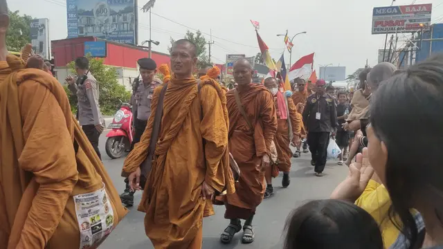 Warga Sambut Kedatangan Biksu Thudong di Cirebon, Potret Keberagaman