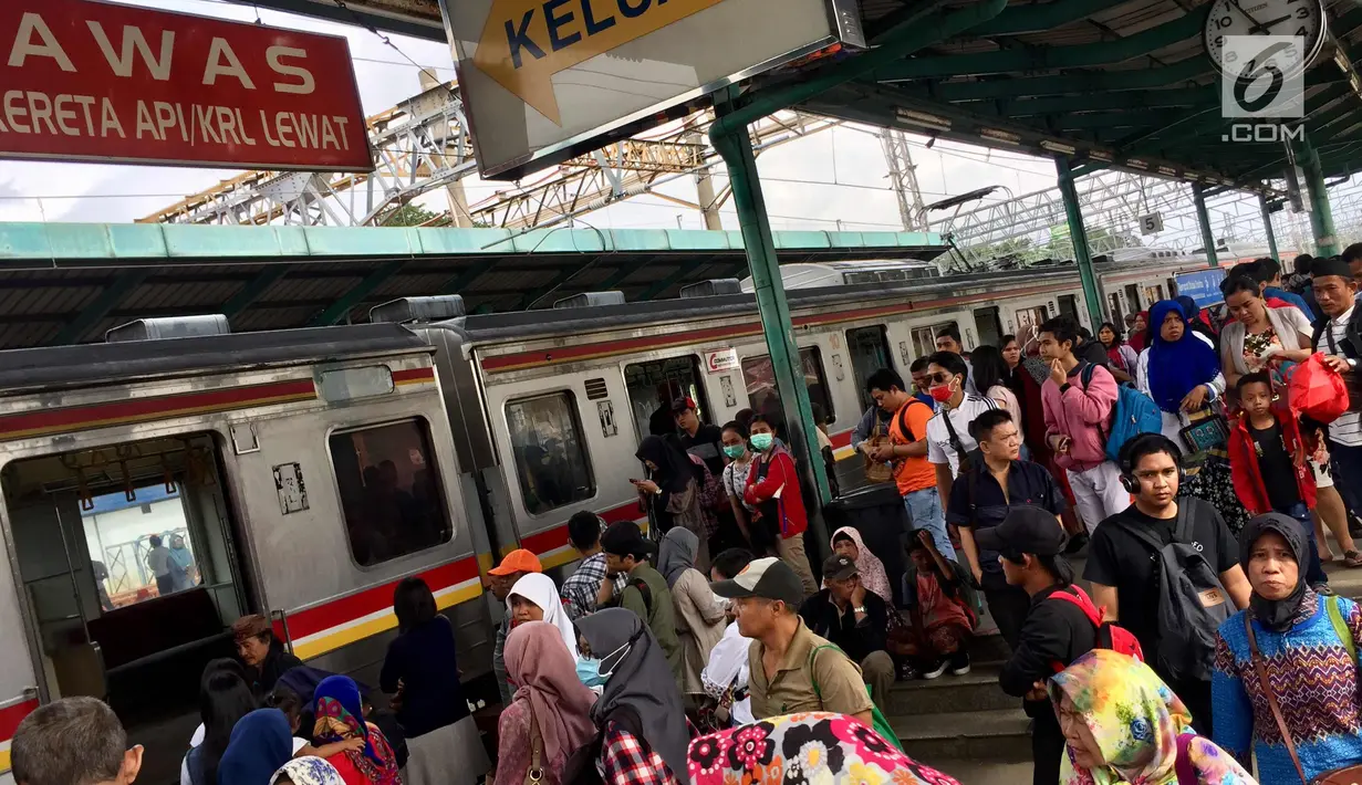 Sejumlah penumpang bersiap menaiki KRL Commuter Line di Jakarta, Sabtu (27/1). PT Kereta Commuter Indonesia juga mematok pendapatan sekitar Rp 2,7 triliun. (Liputan6.com/Immanuel Antonius)