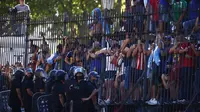 Diego Maradona meninggal. Para fans datang ke Casa Rosada untuk mengucapkan selamat tinggal. Dok: AP Photo/Marcos Brindicci