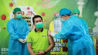 Yakinkan Warga Klungkung Vaksin Covid-19 Aman, Bupati Suwirta Divaksinasi Pertama