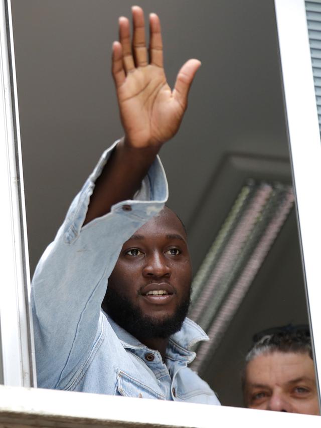 Acungan Jempol Romelu Lukaku Sapa Fans Inter Milan
