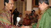 Presiden Yudhoyono menyerahkan penghargaan Ketahanan Pangan kepada Gubernur Daerah Istimewa Yogyakarta Sultan Hamengku Buwono X di Istana Negara, Jakarta, Jumat (3/12). (Antara)