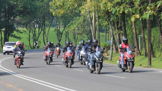 Rombongan touring new Honda ADV160 yang diselenggarakan PT Astra Honda Motor. (AHM)