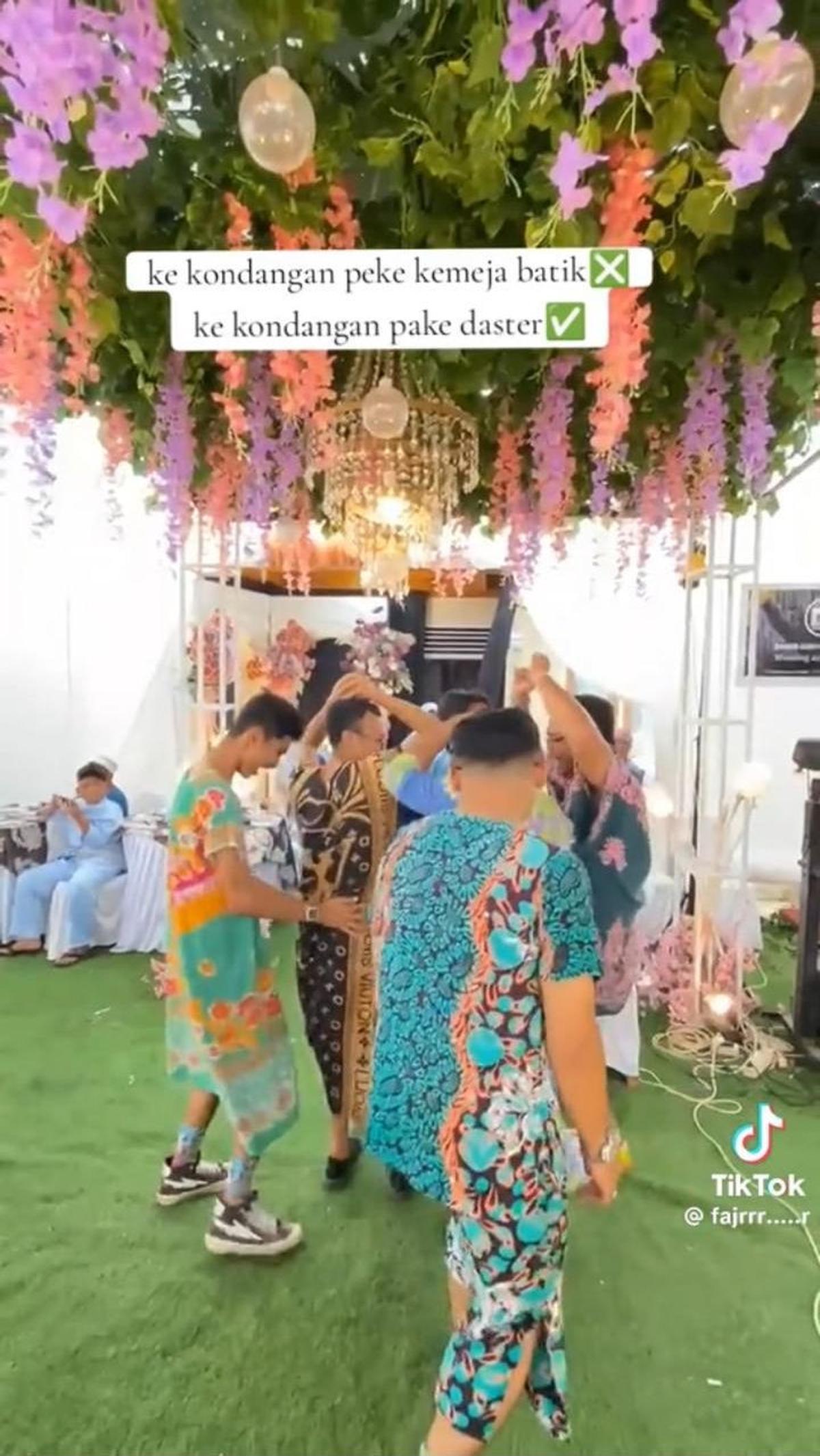 Tak berhenti di situ, sekelompok pria berdaster ini pun melanjutkan aksinya dengan berjoget di depan pelaminan.