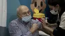 Seorang pria menerima dosis keempat vaksin covid-19 di Clalit Health Services di Yerusalem, Senin (3/1/2022). Israel telah menyetujui dosis keempat kepada warga di atas 60 tahun dan tenaga kesehatan di tengah lonjakan kasus Covid-19 yang didorong oleh varian Omicron. (AP Photo/Maya Alleruzzo)