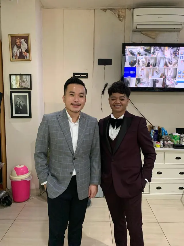 Reza Arap Oktovian kenakan busana rancangan Wong Hang Tailor dalam acara Resepsi Pernikahan di Bali