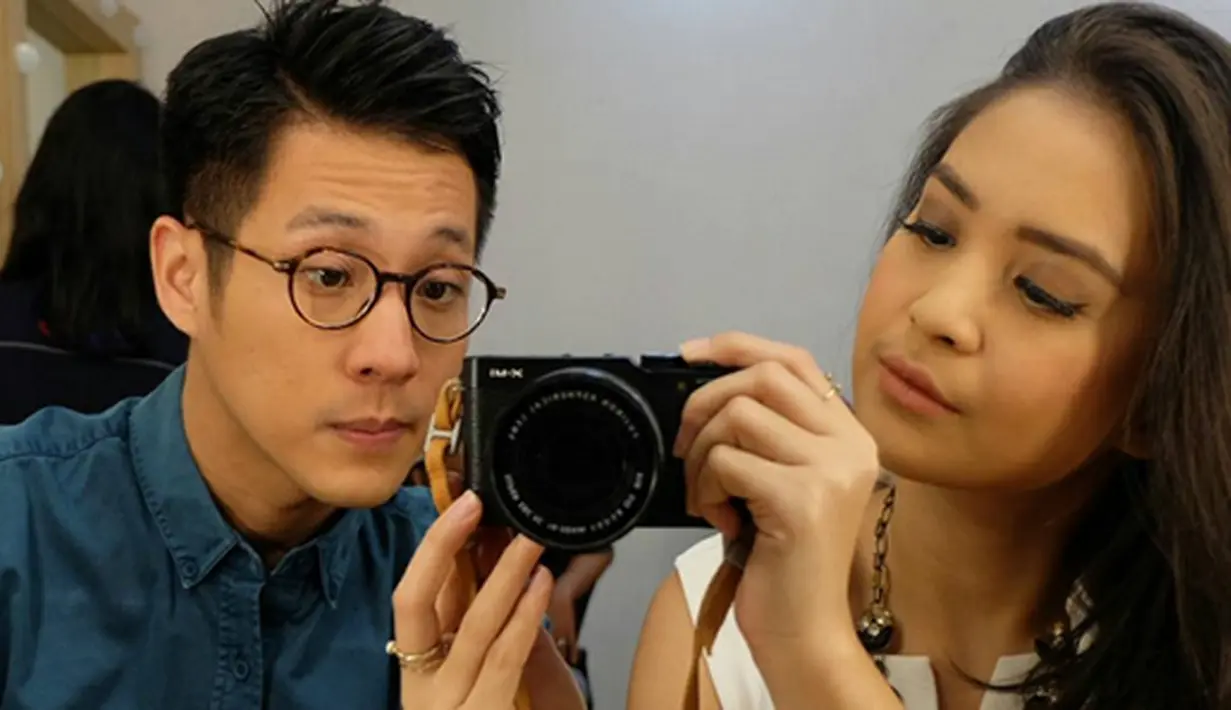 Dalam keterangan fotonya, keduanya sedang menunggu saat akan mengisi sebuah acara televisi.  (Foto: Instagram/@putrititian)