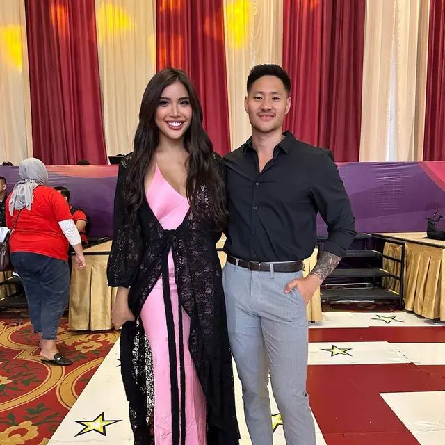 6 Potret Millen Cyrus Gandeng Pria ke Ulang Tahun Ameena, Diduga Pacar Baru