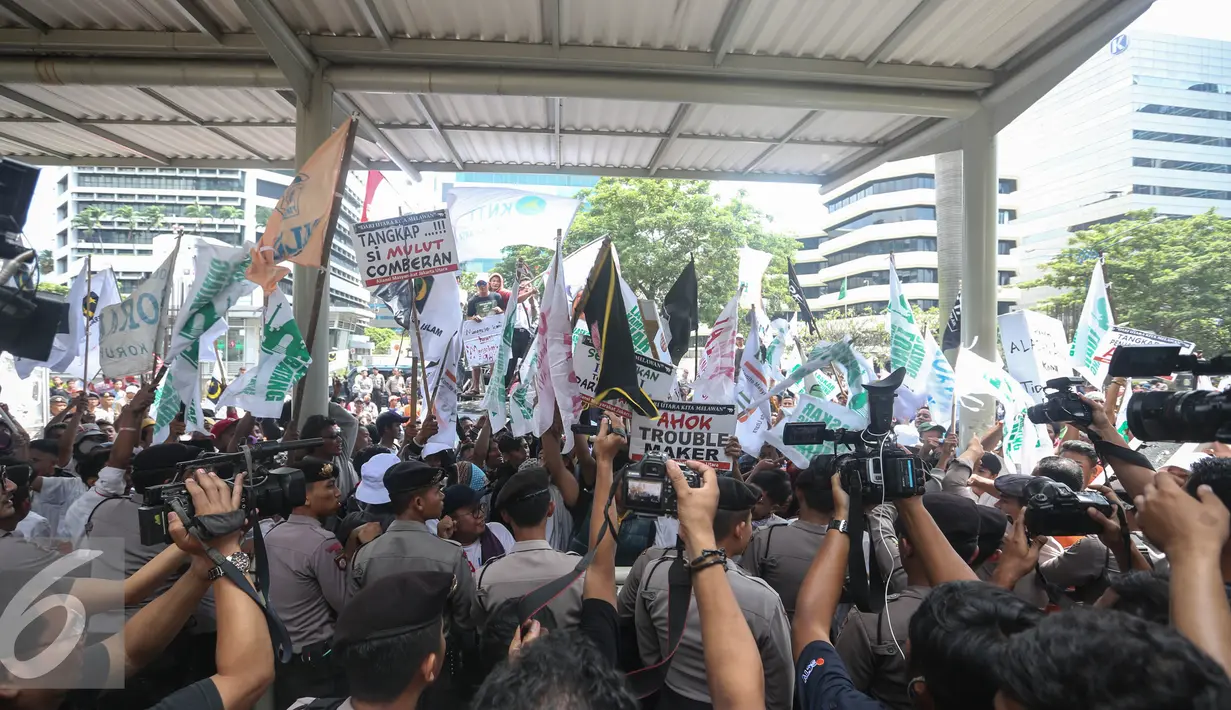 Petugas kepolisian berjaga di depan Gedung KPK saat aksi demonstrasi warga Luar Batang menuntut KPK untuk menangkap Gubernur DKI Jakarta Basuki T Purnama (Ahok), Jakarta, Selasa (3/5/2016). (Liputan6.com/Faizal Fanani)