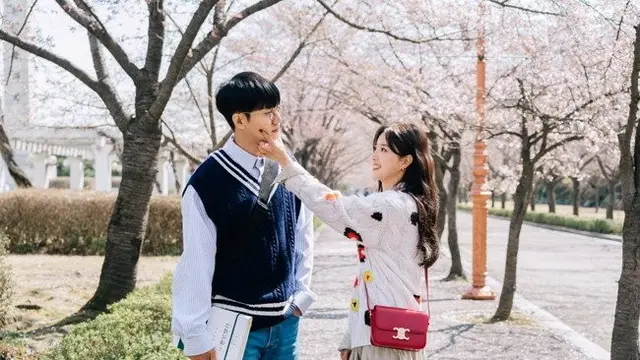 Lee Seung Gi dan Lee Se Young dalam still cut The Law Cafe