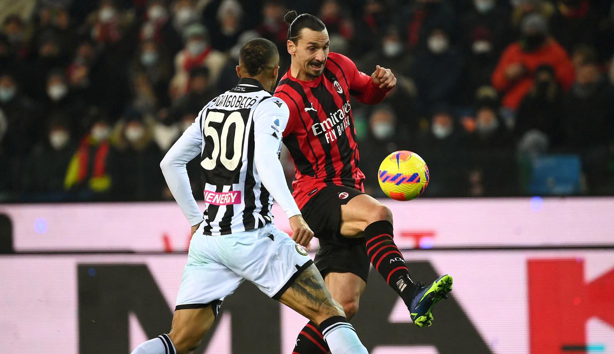 Di awal babak kedua, AC Milan kembali menggempur pertahanan Udinese. Zlatan Ibrahimovic kembali memperoleh peluang pada menit ke-47. Kali ini tembakannya masih melambung di atas mistar gawang Marco Silvestri. (AFP/Marco Bertorello)
