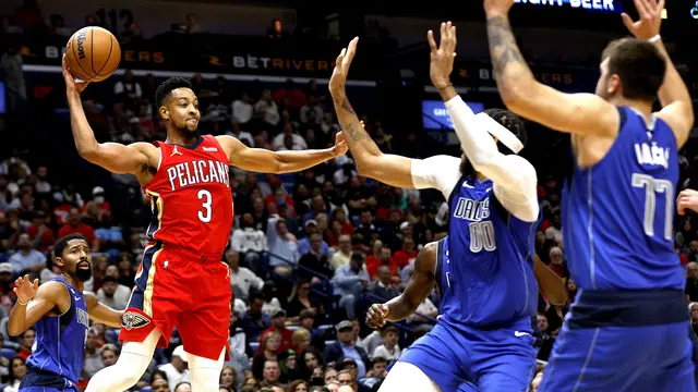 Selebrasi pemain Pelicans CJ McCollum saat melawan Mavericks di lanjutan NBA