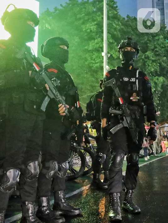 Mereka juga diterjunkan untuk mengamankan pelaksanaan "Malam Muda Mudi" di Jakarta. (Liputan6.com/Angga Yuniar)