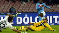Gabriel Paletta (bawah/baju kuning) saat masih membela Parma (CARLO HERMANN / AFP)