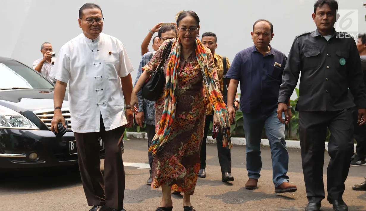 Budayawati Sukmawati Soekarnoputri berjalan memasuki kantor Majelis Ulama Indonesia (MUI) di Jakarta, Kamis (5/4). Sesampainya di kantor MUI, Sukmawati memilih bungkam dan hanya melempar senyuman kepada para wartawan. (Liputan6.com/Angga Yuniar)