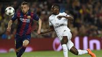 Bek Barca Jordi Alba (kiri) berebut bola dengan gelandang PSG, Blaise Matuidi (kanan) saat awal laga. Sumber: UEFA.