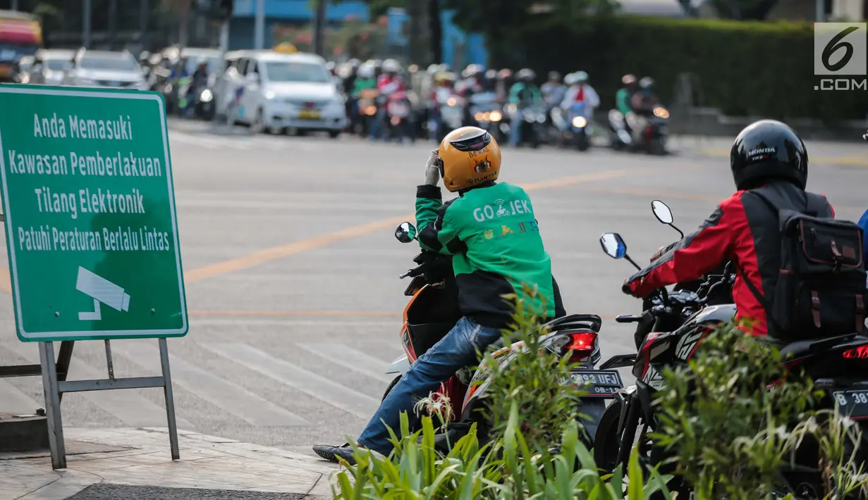 Rambu Pendahulu Petunjuk Jurusan (RPPJ) portabel terpasang di Jalan MH Thamrin, Jakarta, Kamis (4/10). Meski terpasang rambu pemberitahuan uji coba tilang elektronik, masih banyak pengendara yang melanggar. (Liputan6.com/Faizal Fanani)