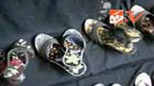 Kaki Cantik dengan Kelom Geulis