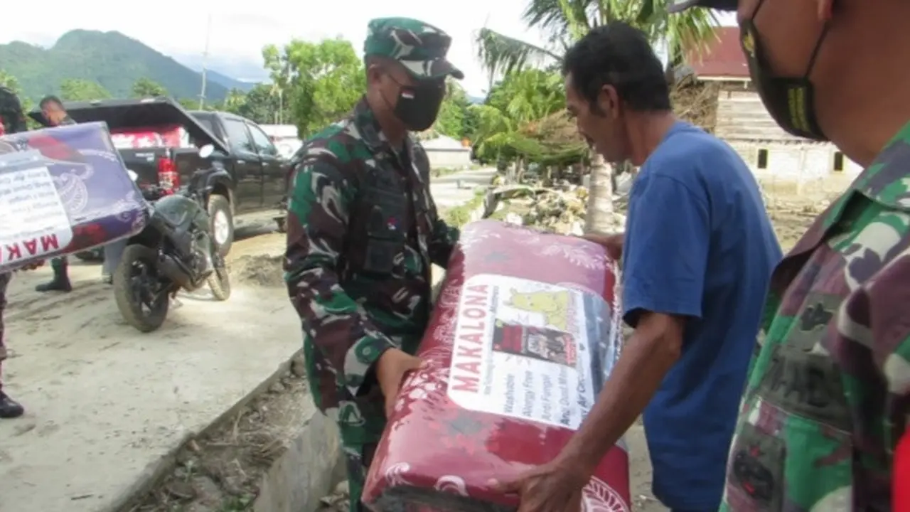 Bantuan kasur lipat Pangdam XIV Hasanuddin Mayjen TNI Andi Sumangerukka kepada warga korban banjir bandang Kolaka Utara.(Liputan6.com/Ahmad Akbar Fua)