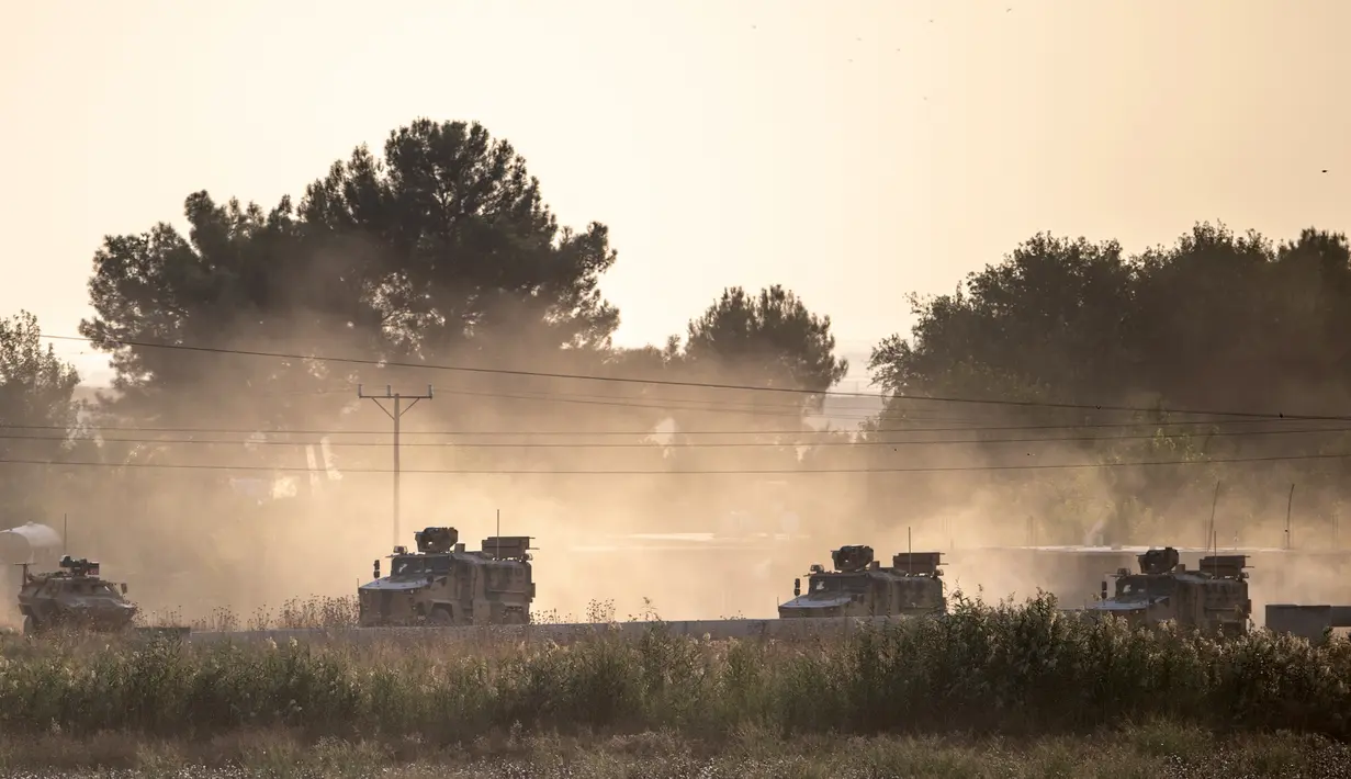 Kendaraan militer Turki melaju menuju perbatasan Suriah dekat Akcakale di Provinsi Sanliurfa, Turki, Rabu (9/10/2019). Presiden Turki Recep Tayyip Erdogan menamakan tindakan militer ini sebagai 'Operation Peace Spring'. (BULENT KILIC/AFP)