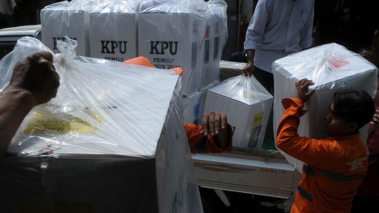FOTO: Melihat Logistik Pemilu 2024 Mulai Didistribusikan ke 498 TPS di Tanah Abang