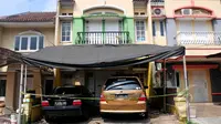 Kondisi rumah yang ditinggali oleh 5 anak yang ditelantarkan orangtuanya di Perumahan Citra Gran, Cibubur, Jawa Barat, Jumat (15/5/2015). Dua mobil tampak terparkir di depan rumah yang terlihat mewah tersebut. (Liputan6.com/Yoppy Renato)