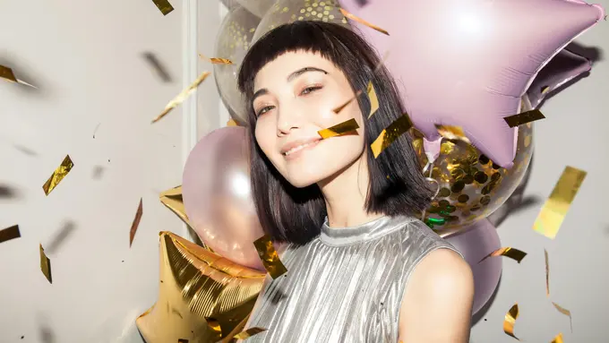 perempuan mandiri tersenyum lajang single merayakan ulang tahun