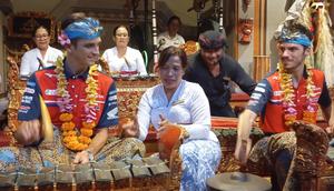 Dua pembalap MotoGP dari tim Honda, Luca Marini dan Joan Mir, tengah mempelajari kebudayaan Bali dalam kunjungannya ke Pulau Dewata, Senin (2/3/2026). Keduanya antuias mengikuti berbagai aktivitas tradisional bersama masyarakat. (Bola.com/Gregah Nurikhsani)