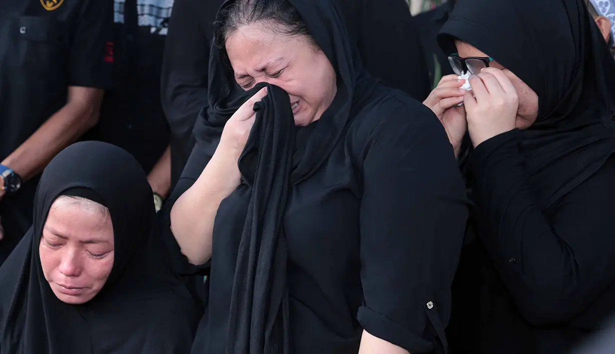 Rekan sesama komedian seperti Derry 4 Sekawan, Indra Bekti, dan Cak Lontong terlihat ikut melakukan Salat Jenazah. Juga tampak Tukul Arwana Gogon, Jarwo Kuat, Irvan Gordon Ray berjalan menuju TPU.  (Deki Prayoga/Bintang.com)