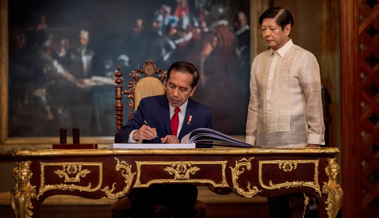 Sementara itu, delegasi dari Filipina yang hadir antara lain Menteri Luar Negeri Enrique A. Manalo, Sekretaris Eksekutif Lucas P. Bersamin, Menteri Pertahanan Nasional Gilbert Teodoro, Menteri Perdagangan dan Perindustrian Alfredo E. Pascual, Menteri Transportasi Jaime Bautista, Menteri Energi Raphael P. M. Lotilla, dan Penasihat Presiden untuk Perdamaian Carlito G. Galvez Jr. (Ezra Acayan/Pool Photo via AP)