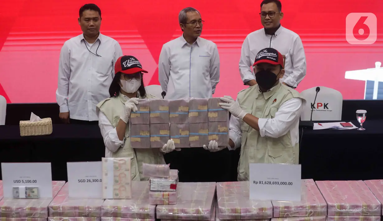Petugas KPK menunjukkan barang bukti uang hasil sitaan dalam kasus yang menjerat Gubernur nonaktif Papua Lukas Enembe dalam jumpa pers di Gedung KPK, Jakarta Selatan, Senin (26/6/2023). (Liputan6.com/Herman Zakharia)