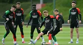 Sejumlah pemain Arsenal mengikuti sesi latihan tim di pusat Pelatihan Arsenal di London Colney, utara London, pada 6 Mei 2025. (Glyn KIRK/AFP)