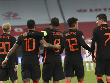 Pemain Belanda Donny van de Beek, Georginio Wijnaldum, Owen Wijndal, dan Steven Berghuis merayakan gol yang dicetak Memphis Depay ke gawang Polandia pada pertandingan UEFA Nations League di Silesian Stadium, Polandia, Rabu (18/11/2020). Belanda menang 2-1 atas Polandia. (AP Photo/Czarek Sokolowski)