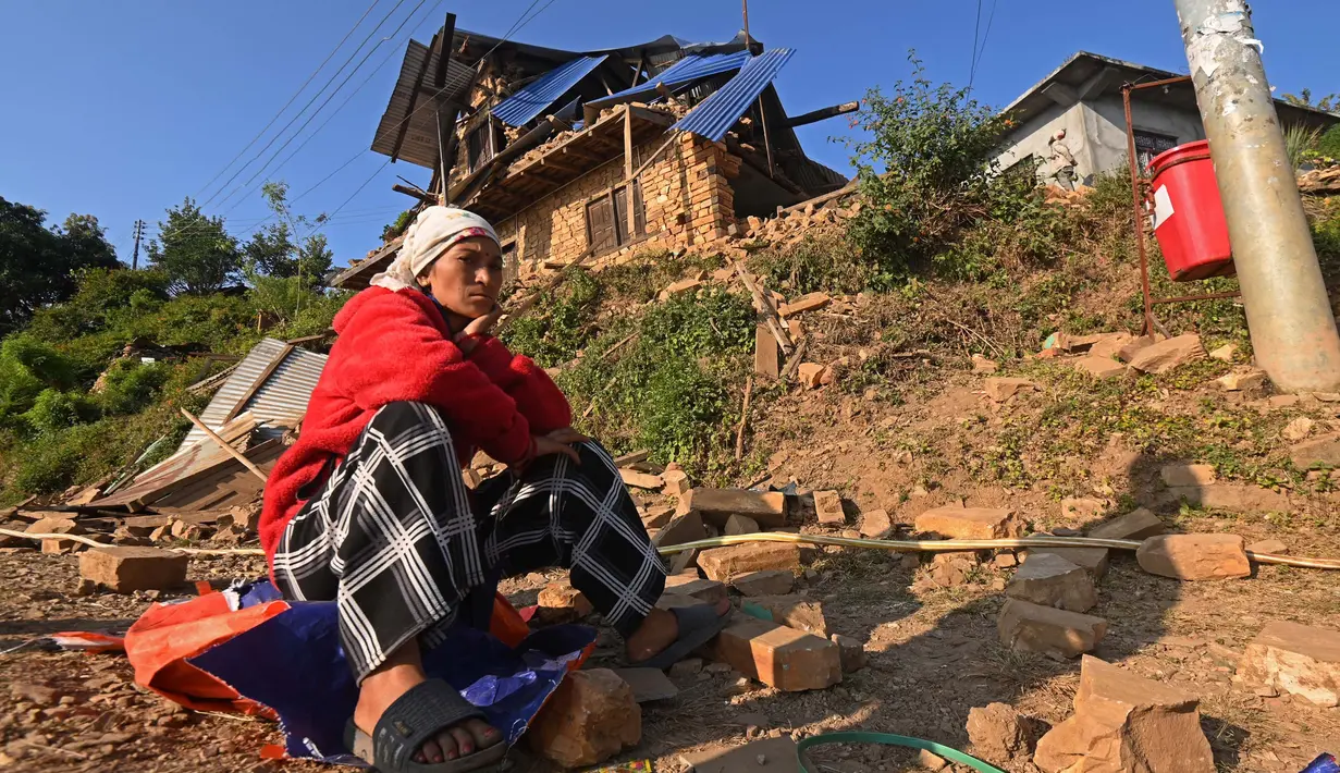 Rumah-rumah warga mengalami rusak parah dan sebagian rata dengan tanah. (PRAKASH MATHEMA/AFP)