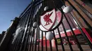 Foto yang diabadikan pada 2 Mei 2020 ini menunjukkan Stadion Anfield milik klub Liverpool terkunci dan kosong saat berbagai kegiatan olahraga masih ditangguhkan selama pandemi COVID-19 di Liverpool, Inggris. (Xinhua/Jon Super)