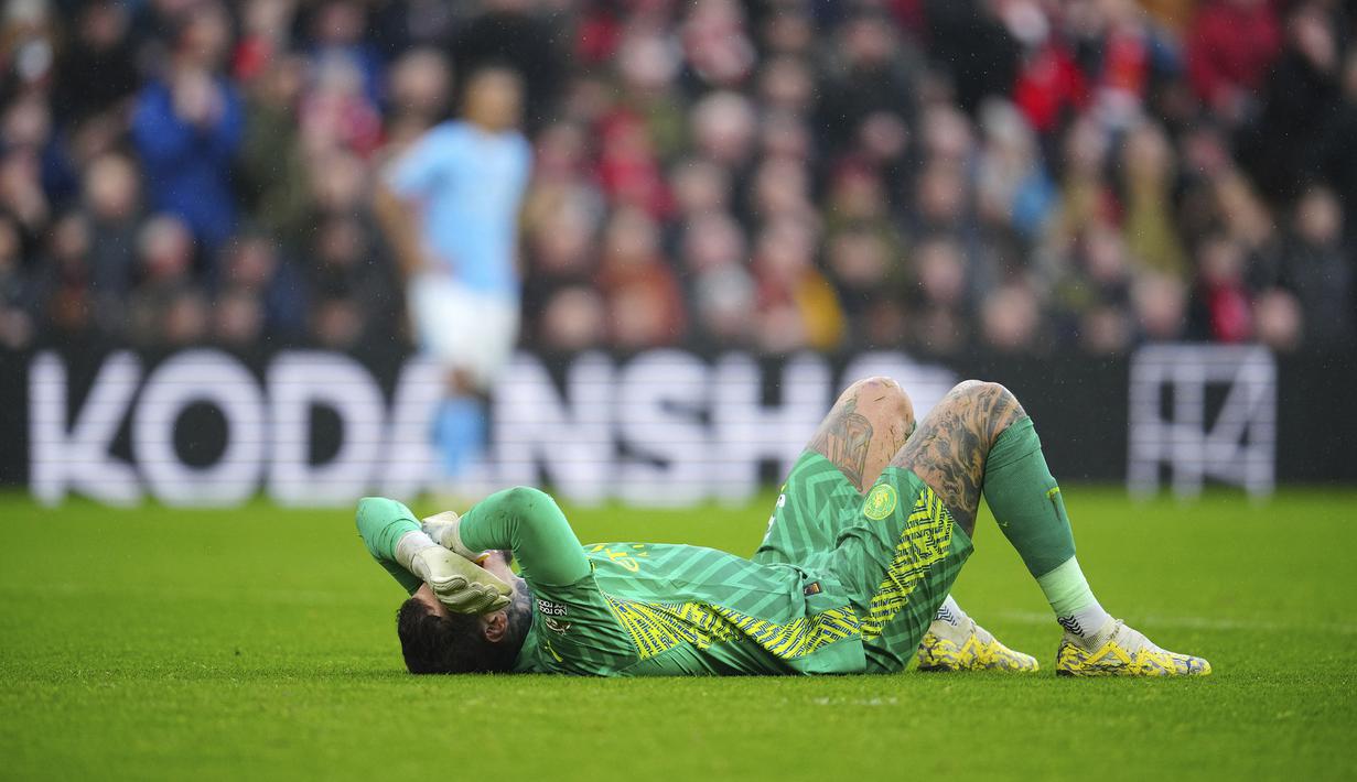 Kiper Manchester City, Ederson terbaring di lapangan setelah mengalami cedera yang akhirnya tidak dapat melanjutkan pertandingan saat menghadapi Liverpool pada laga pekan ke-28 Premier League 2023/2024 di Anfield Stadium, Liverpool, Minggu (10/3/2024). (AP Photo/Jon Super)
