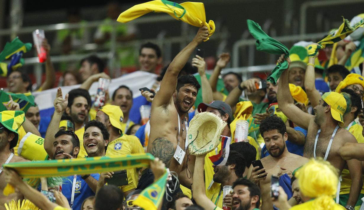Pesta suporter Brasil saat timnya mengalahkan Serbia pada laga grup E Piala Dunia 2018 di Spartak Stadium, Moskow, Rusia, (27/6/2018). Brasil menang 2-0. (AP/Victor R. Caivano)