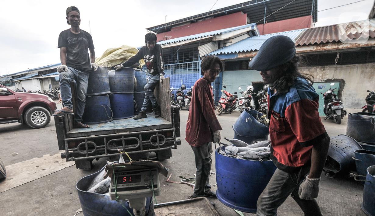 Nelayan menurunkan ikan di Pelabuhan Muara Baru, Jakarta, Kamis (5/8/2021). Berdasarkan survei KNTI yang dilakukan 5.292 responden nelayan di 25 wilayah di Indonesia, sebagian besar nelayan tradisional mengaku 78,43 persen hasil tangkapan berhasil terserap oleh pasar. (merdeka.com/Iqbal S. Nugroho)