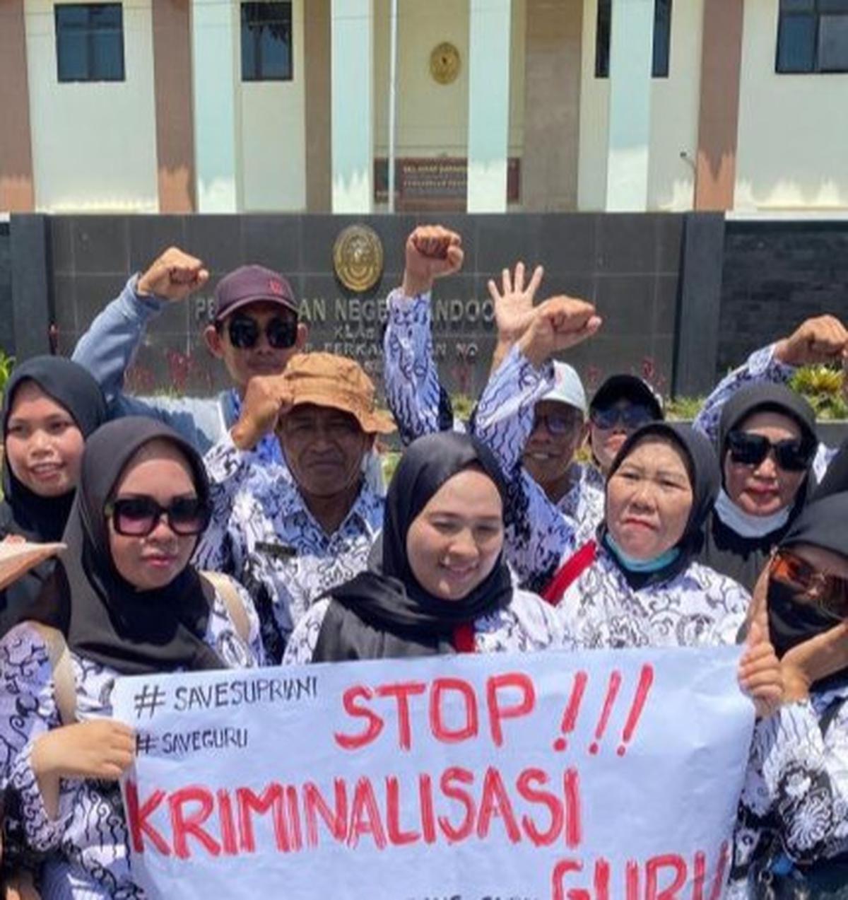 Ribuan guru geruduk PN Andoolo dukung Sidang Supriyani
