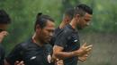 Bek Persija Jakarta, Otavio Dutra (kanan) bersama rekan setim mengikuti latihan perdana Persija Jakarta usai menjuarai Piala Menpora 2021 menjelang bergulirnya Liga 1 di National Youth Training Centre (NYTC) Sawangan Depok, Kamis (20/5/2021). (Foto: Dok. Persija Jakarta)