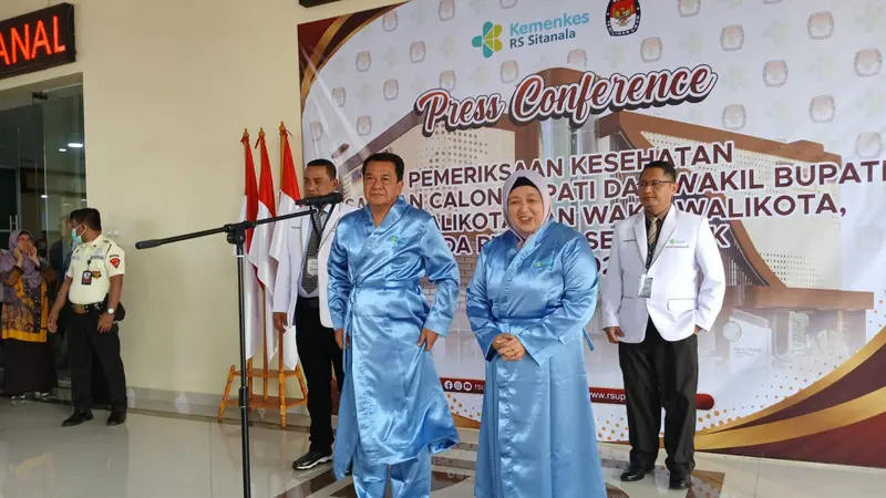 Pasangan bakal calon bupati dan calon wakil bupati Tangerang Maesyal Rasyid-Intan Nurul Hikmah bersiap menjalani tes kesehatan, Jumat (30/8/2024)