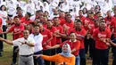 Dirut Indosiar, Imam Sudjarwo (kanan depan) bersama parjurit Marinir bersenam pagi pada perayaan HUT Bersama Bersama O Channel dengan Jalasenastri TNI AL di Stadion Bola Mini Pasmar 2, Jakarta, Minggu (20/8). (Liputan6.com/Helmi Fithriansyah)