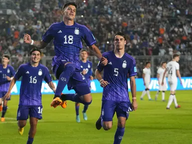 Pemain Argentina U-20, Brian Aguirre (tengah) melakukan selebrasi bersama rekannya setelah mencetak gol keempat ke gawang Selandia Baru U-20 pada laga lanjutan Grup A Piala Dunia U-20 2023 di San Juan Stadium, Argentina, Sabtu (27/05/2023) WIB. Argentina menang dengan skor 5-0. (AP Photo/Natacha Pisarenko)