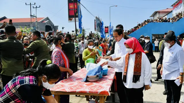 9 Gaya Busana Kekinian Iriana Jokowi dengan Selipan Wastra Nusantara