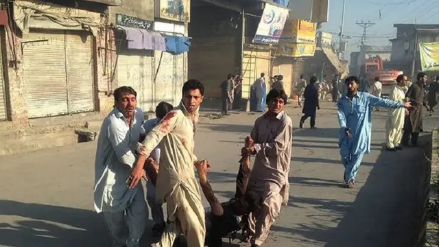 Sebuah bom bunuh diri meledak di pasar kota kota Parachinar, Pakistan. 37 orang dan ratusan lainnya luka-luka (AFP)