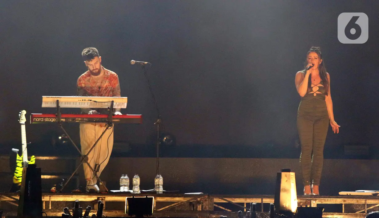 Grup musik Clean Bandit saat tampil menutup kemeriahan Festival Musik Soundrenaline di Allianz Ecopark, Ancol, Jakarta, Minggu (27/11/2022). Clean Bandit yang merupakan grup musik elektronik asal Inggris itu menutup kemeriahan Soundrenaline 2022 dengan lagu berjudul Solo, I Miss You, But You, Real Love, dan Rather Be. (Liputan6.com/Herman Zakharia)