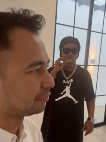 Raffi Ahmad membagikan momen kala Ronaldinho mencicipi pangsit goreng (https://www.instagram.com/p/CfQM99CrJtB/)