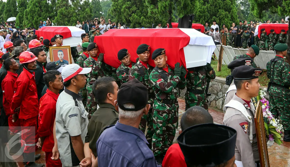 Jenazah korban jatuhnya helikopter di Poso tiba TMP Kalibata, Jakarta, Selasa (22/3). Sebelumnya dilangsungkan upacara pelepasan jenazah yang dipimpin oleh Presiden Jokowi di Lanud Halim Perdana Kusuma. (Liputan6.com/Yoppy Renato)
