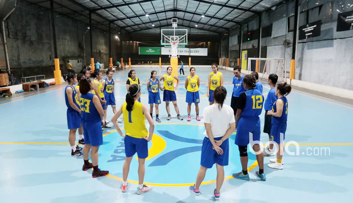 Tim Basket Merpati Bali usai melakukan sesi latihan tim di Futsal Hut, Asaba Arena, Jumat (20/1/2017).  (Bola.com/Nicklas Hanoatubun)